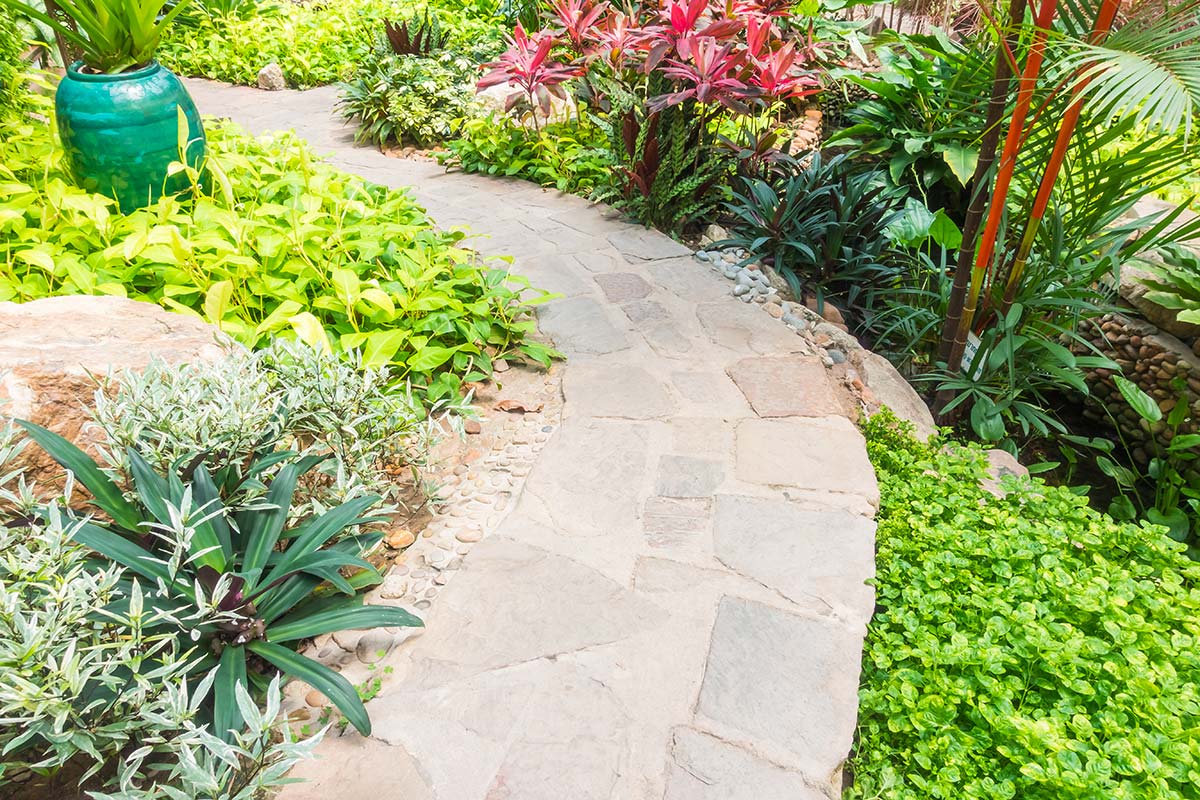 Allée de jardin en pierres naturelles